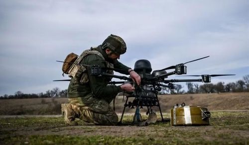 Hãng tin BBC hồi tháng 3 vừa qua cho biết, Anh có kế hoạch chuyển giao 120.000 UAV cho Ukraine, đây là "vụ chuyển giao lớn nhất trong lịch sử", trong khi Đức đã ký hợp đồng hợp tác phát triển 5.000 UAV tấn công với Ukraine.
