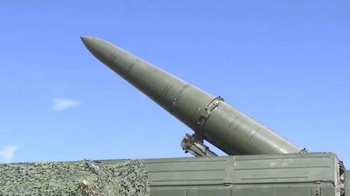 Trong khi đó, Moscow đã chính thức cảnh báo Ukraine rằng, nếu có bất kỳ nỗ lực nào nhằm tấn công Lễ duyệt binh Ngày Chiến thắng, Quân đội Nga (RFAF) sẽ phát động một cuộc tấn công trả đũa quy mô lớn vào trung tâm Kiev. Tuy nhiên, những “tuyên bố đe dọa” này của Moskva, đã không mang lại hiệu quả.