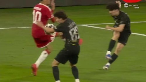 Tiền vệ Vitinha phá bóng trúng tay đồng đội Joao Neves trong vòng cấm PSG nhưng không bị thổi phạt đền.