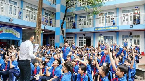 Nhiều câu hỏi liên quan đến Chiến thắng lịch sử Điện Biên Phủ được học sinh giơ tay trả lời.