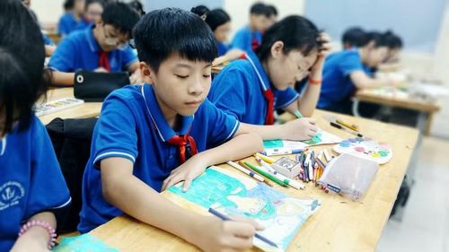Học sinh thi vẽ tranh về chủ đề Chiến thắng Điện Biên Phủ.