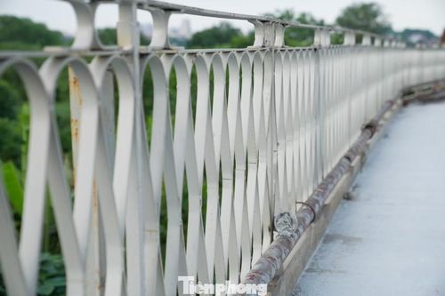 Hệ thống lan can và thoát nước trên cầu cơ bản đã được hoàn thiện.
