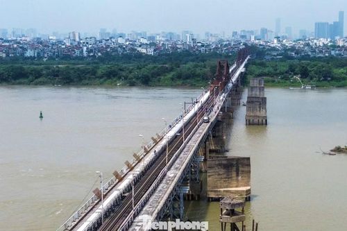 Từ ngày 28/3, cầu Long Biên chính thức rào chắn hai làn đường dành cho người đi bộ, xe máy và xe thô sơ, tạm dừng lưu thông trong 60 ngày để phục vụ công tác sửa chữa, bảo trì đột xuất.