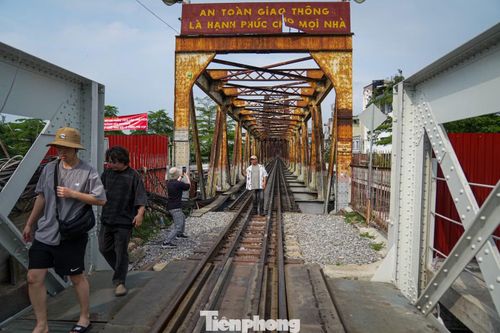 Đến nay, cầu Long Biên không chỉ đóng vai trò là tuyến giao thông quan trọng kết nối hai bờ sông Hồng mà còn trở thành điểm tham quan, check-in quen thuộc của người dân và du khách khi đến Hà Nội.
