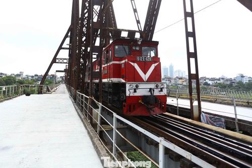 Sau hơn 1 tháng thi công, diện mạo cầu Long Biên đã có nhiều thay đổi rõ rệt. Các hạng mục như cào bóc mặt cầu cũ, gia cố kết cấu nền, thảm nhựa mới, sửa chữa lan can và hệ thống thoát nước... đang được triển khai đồng bộ.