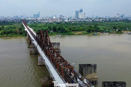 Các hạng mục hoàn thiện đang dần thành hình với lớp bê tông mới phẳng, đồng đều trên các làn đường, góp phần mang đến diện mạo khang trang hơn cho cầu Long Biên sau thời gian sửa chữa.
