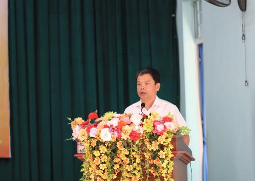 Ông Nguyễn Hữu Quế trả lời các ý kiến, đồng thời chỉ đạo lãnh đạo xã Ia Băng sớm xử lý các vướng mắc cho bà con.