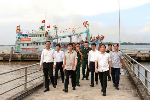 Chiều 6/5, ông Lê Quang Tùng - Bí thư Thành ủy Cần Thơ đến xã Trần Đề kiểm tra công tác tổ chức Lễ hội Nghinh Ông.