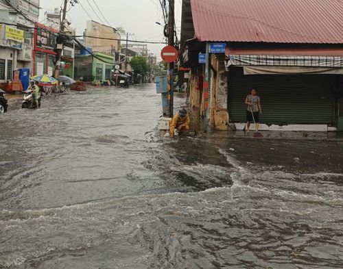 Đường Kha Vạn Cân ngập sâu sau cơn mưa đầu mùa chiều 2/5.