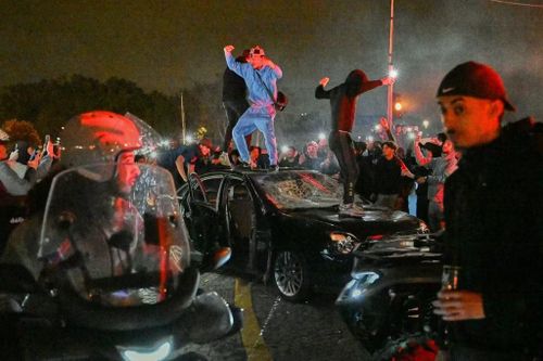 Người hâm mộ PSG ăn mừng điên cuồng tại Paris. Ảnh: AP