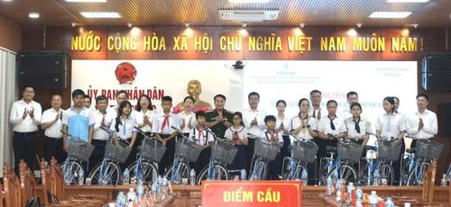 Đoàn đại biểu tặng xe đạp cho các em học sinh.