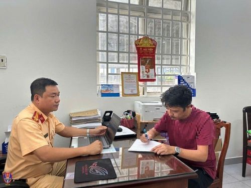 Phòng CSGT Công an TP.HCM lập biên bản xử phạt đối với ông H. về hành vi “Đi không đúng làn đường quy định”. Ảnh: Cục CSGT