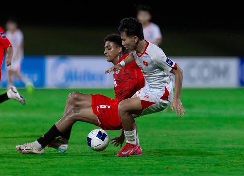 U17 Việt Nam tấn công giàu tốc độ, cùng sự cơ động của Nguyễn Lực, Đại Nhân hay Sỹ Bách giúp đội bóng áo trắng liên tục có cơ hội tiếp cận khung thành đối thủ.