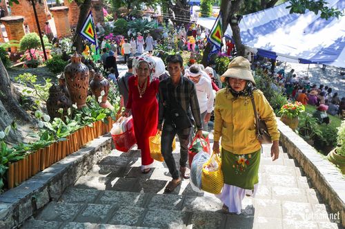 Người dân mang theo lễ vật để dự lễ Tháp Bà Ponagar ở Nha Trang. Ảnh: Xuân Ngọc