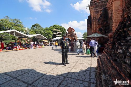 Ban tổ chức tăng cường lực lượng túc trực nhằm đảm bảo an ninh trật tự trong suốt thời gian diễn ra lễ hội. Ảnh: Xuân Ngọc