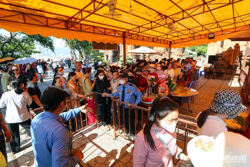 Đông đảo du khách thập phương tham gia Lễ hội Tháp Bà Ponagar. Ảnh: Xuân Ngọc