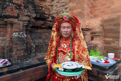 Ông Nguyễn Minh Phước ở TP Đà Nẵng đã chuẩn bị trái cây, hương đèn cùng trang phục, áo mũ nghiêm trang để dâng lễ. Ảnh: Xuân Ngọc