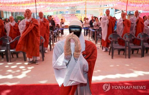 Robot Gabi chắp tay trong lễ quy y tại chùa Jogye. Ảnh: Yonhap
