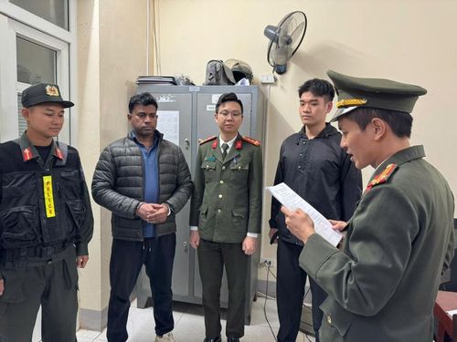 Cơ quan An ninh điều tra Công an tỉnh Phú Thọ tống đạt các quyết định tố tụng đối với Jayaprakash Ethamukkalam, quốc tịch Ấn Độ.