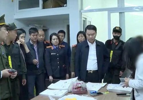  Kiểm sát viên kiểm sát việc thi hành Lệnh khám xét nơi làm việc của các đối tượng.