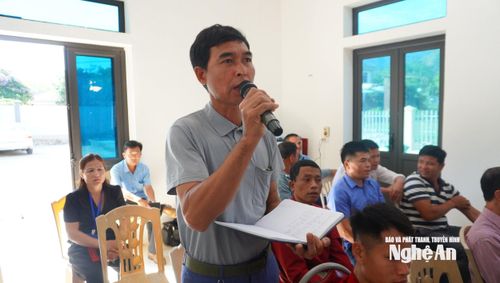 Cử tri xã Chiêu Lưu bày tỏ tâm tư, nguyện vọng tại buổi tiếp xúc cử tri. Ảnh: Phan Trung Tú