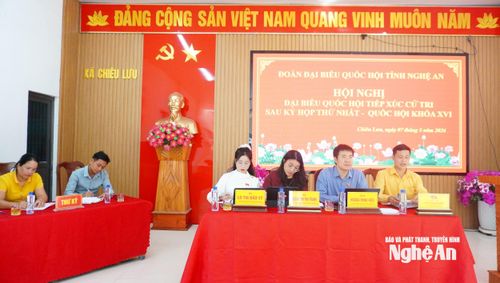 Các ĐBQH tỉnh Nghệ An tiếp xúc cử tri xã Chiêu Lưu. Ảnh: Phan Trung Tú