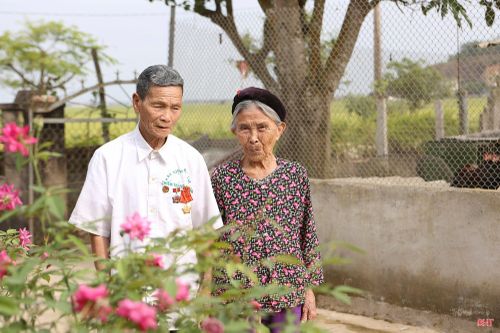 Trong 8 năm chồng đi đánh giặc (1949 - 1957), bà Hồ Thị Thừng vợ cựu binh Bùi Văn Dào một lòng chung thủy, tần tảo thay chồng chăm sóc bố mẹ già, tích cực tham gia lao động sản xuất để gửi lương thực ra chiến trường.