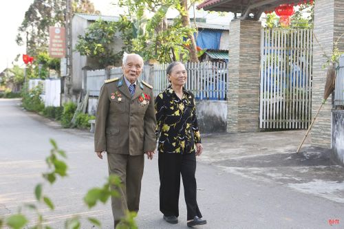 Cựu binh Nguyễn Xuân Vinh (xã Nghi Xuân) và Dương Chí Kỳ (xã Gia Hanh) cùng những người vợ của mình là những hậu phương vững chắc, giúp họ góp phần làm nên Chiến thắng Điện Biên Phủ năm 1954.