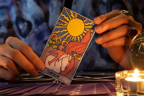  Xem bài tarot online là một trong những phương pháp được nhiều bạn trẻ lựa chọn để giải đáp những vướng mắc tâm lý. Ảnh internet. 