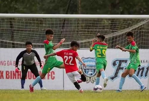 Đậu Quang Hưng (áo đỏ) trong trận đấu với U13 Bình Phước. Nguồn BTC