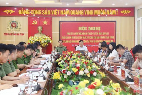 Đồng chí Hồ Huy Thành - Phó Chủ tịch UBND tỉnh và Đại tá Nguyễn Trung Kiên - Phó Giám đốc Công an tỉnh điều hành điểm cầu Hà Tĩnh.