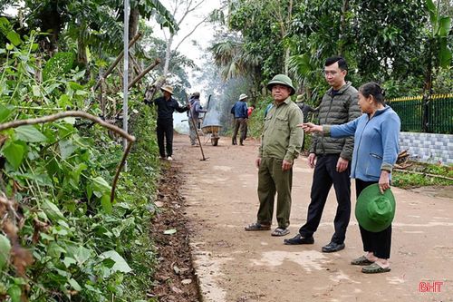 Tổ công tác cuối tuần về cơ sở (xã Hà Linh) là mô hình "Dân vận khéo" tiêu biểu.
