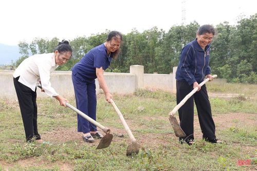 Hội viên Hội Người cao tuổi xã Cẩm Lạc phát quang cỏ dại tại khuôn viên nghĩa trang.
