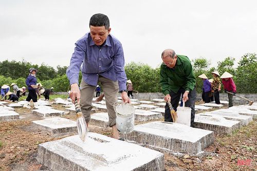 Chăm sóc phần mộ vô chủ do Hội Người cao tuổi xã Cẩm Lạc triển khai là mô hình “Dân vận khéo” tiêu biểu của địa phương.