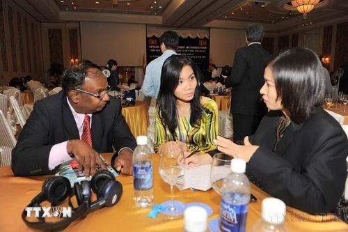 Doanh nghiệp Việt Nam - Sri Lanka gặp gỡ, trao đổi tại Diễn đàn Thương mại Việt Nam-Sri Lanka do Phòng thương mại và Công nghiệp Việt Nam (VCCI) tổ chức (TP. Hồ Chí Minh, 24/10/2009). (Ảnh: Kim Phương/TTXVN)