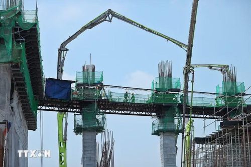 Dự án được tổ chức thi công liên tục 24/24h với nhiều ca kíp, đảm bảo tiến độ thi công. (Ảnh: Minh Quyết/TTXVN)
