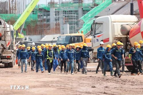 Tổng số nhân lực trên công trường khoảng hơn 2.500 công nhân, với hy vọng đưa công trình hoàn thành đúng tiến độ. (Ảnh: Minh Quyết/TTXVN)
