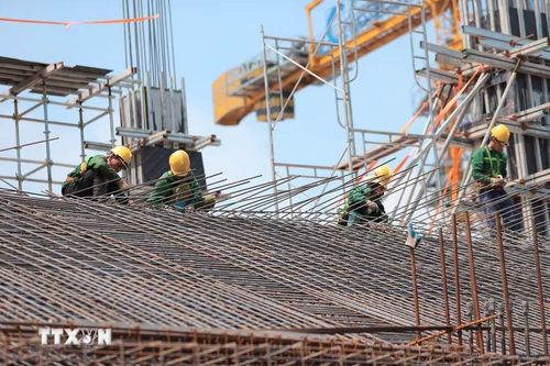 Công nhân thi công hạng mục khán đài sân vận động PVF. (Ảnh: Minh Quyết/TTXVN)
