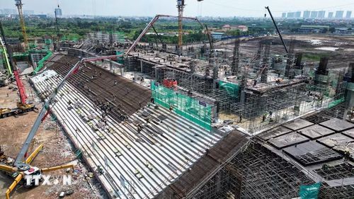Các hạng mục chính dần hình thành, kết cấu khán đài đang được thi công vươn cao từng ngày. (Ảnh: Minh Quyết/TTXVN)