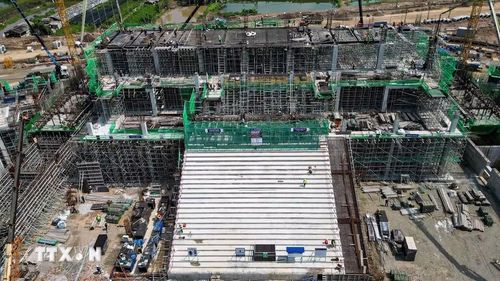 Tính tới thời điểm hiện tại, công trình đang triển khai thi công phần thân và bậc khán đài tầng 1, kết cấu thân đã vươn lên tầng 3, một số khu vực đạt tới tầng 4. (Ảnh: Minh Quyết/TTXVN)