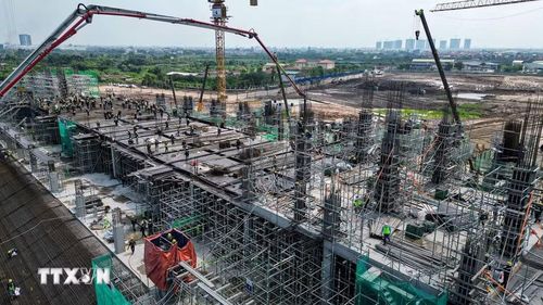 Tính tới thời điểm hiện tại, công trình đang triển khai thi công phần thân và bậc khán đài tầng 1, kết cấu thân đã vươn lên tầng 3, một số khu vực đạt tới tầng 4. (Ảnh: Minh Quyết/TTXVN)