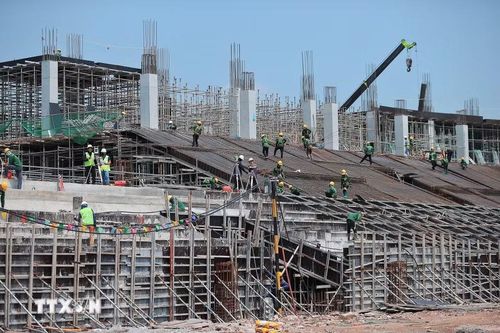 Công nhân thi công hạng mục khán đài sân vận động PVF. (Ảnh: Minh Quyết/TTXVN)