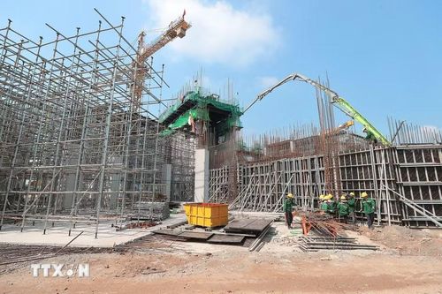 Dự án được tổ chức thi công liên tục 24/24h với nhiều ca kíp, đảm bảo tiến độ thi công. (Ảnh: Minh Quyết/TTXVN)