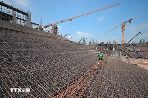 Công nhân thi công hạng mục khán đài. (Ảnh: Minh Quyết/TTXVN)