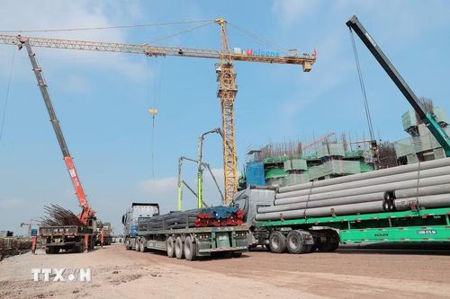 Xe tải vận chuyển vật tư bảo đảm phục vụ thi công. (Ảnh: Minh Quyết/TTXVN)