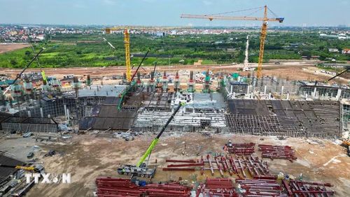 Các khung kết cấu tại khu vực khán đài cũng từng bước lộ diện. (Ảnh: Minh Quyết/TTXVN)