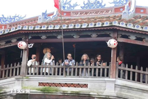Đoàn khách quốc tế đầu tiêm tham quan Chùa Cầu tại Hội An. (Ảnh: Đoàn Hữu Trung/ TTXVN)