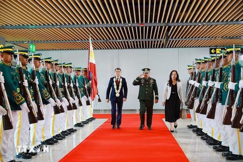 Lễ đón Thủ tướng Lê Minh Hưng tham dự Hội nghị Cấp cao ASEAN lần thứ 48 tại sân bay quốc tế Mactan, Cebu, Philippines. (Ảnh: Dương Giang/TTXVN)