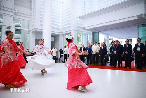 Vũ điệu truyền thống chào mừng Thủ tướng Lê Minh Hưng tham dự Hội nghị Cấp cao ASEAN lần thứ 48 tại Cebu, Philippines. (Ảnh: Dương Giang/TTXVN)