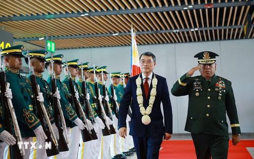Lễ đón Thủ tướng Lê Minh Hưng tham dự Hội nghị Cấp cao ASEAN lần thứ 48 tại sân bay quốc tế Mactan, Cebu, Philippines. (Ảnh: Dương Giang/TTXVN)